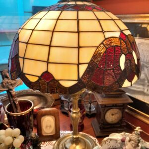Lampa witrażowa z mosiężną nogą