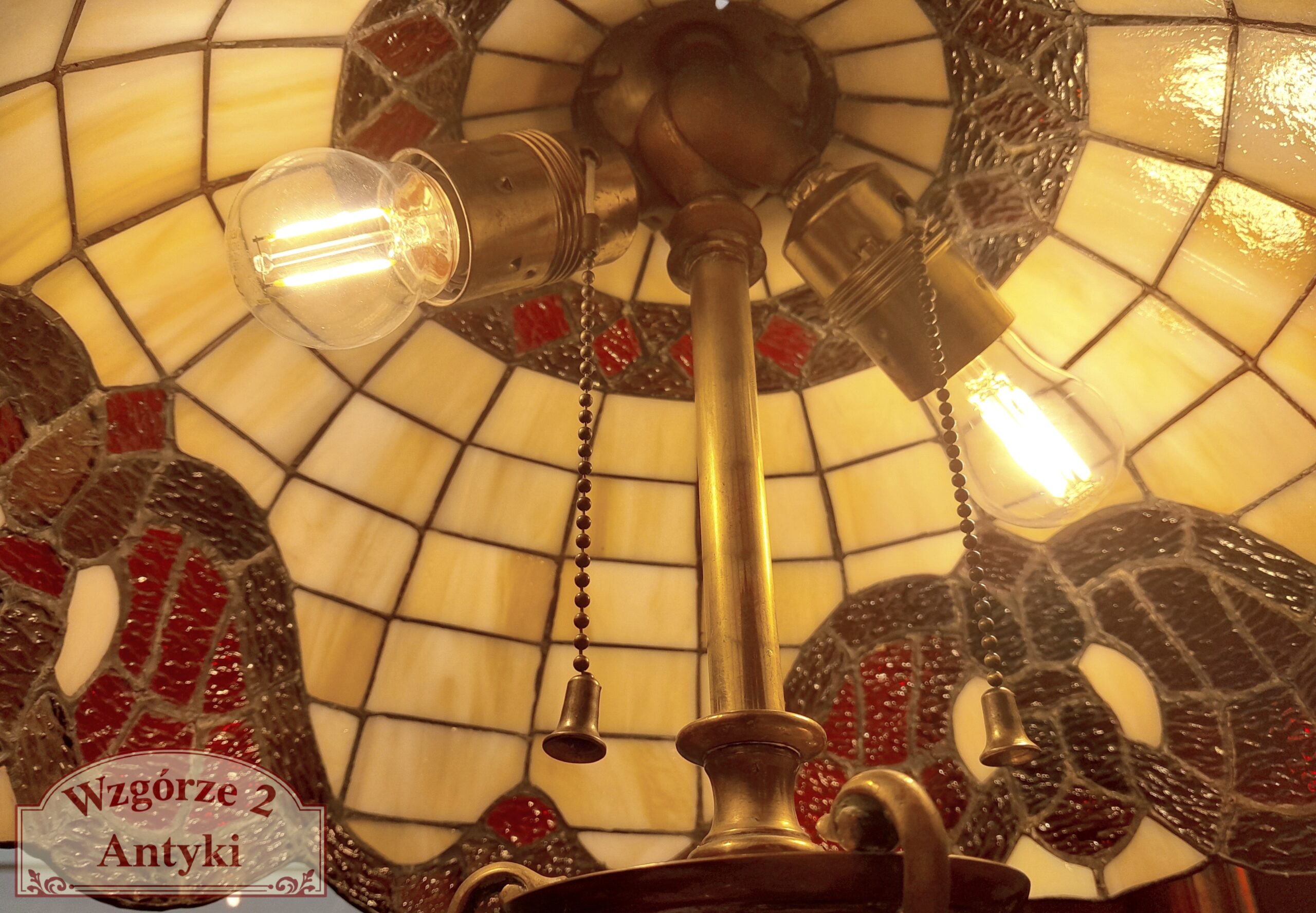 Lampa witrażowa z mosiężną nogą - obrazek 3